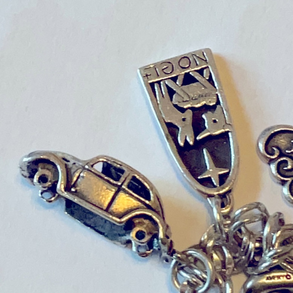 Sterling Silver James Avery 12 Charm Bracelet with Various Retired Charms - Picture 16 of 16